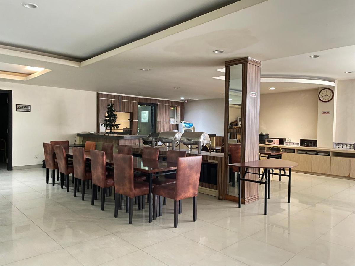 Collection O 1279 Hotel Grand Celino Макасар Екстериор снимка