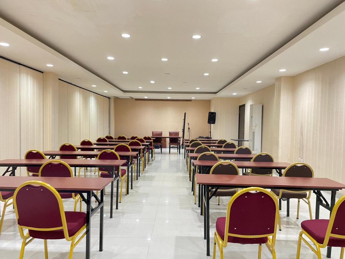 Collection O 1279 Hotel Grand Celino Макасар Екстериор снимка