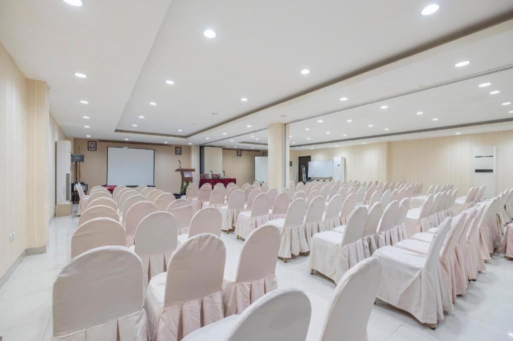 Collection O 1279 Hotel Grand Celino Макасар Екстериор снимка