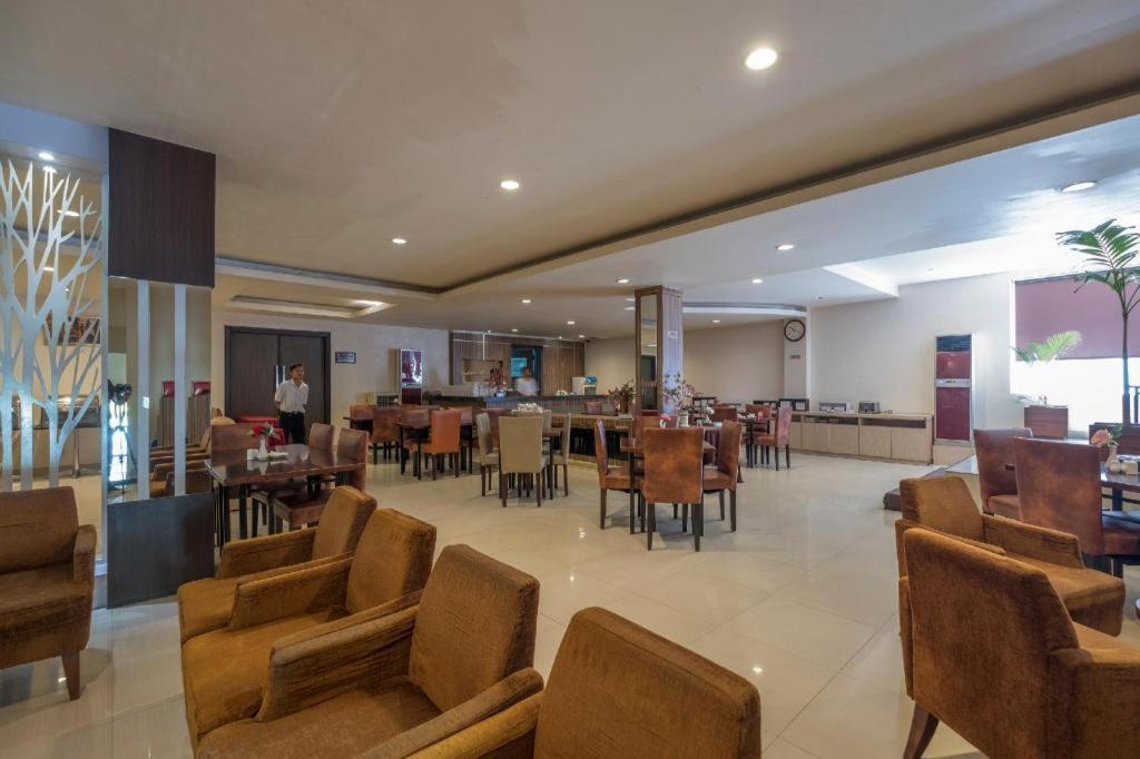 Collection O 1279 Hotel Grand Celino Макасар Екстериор снимка