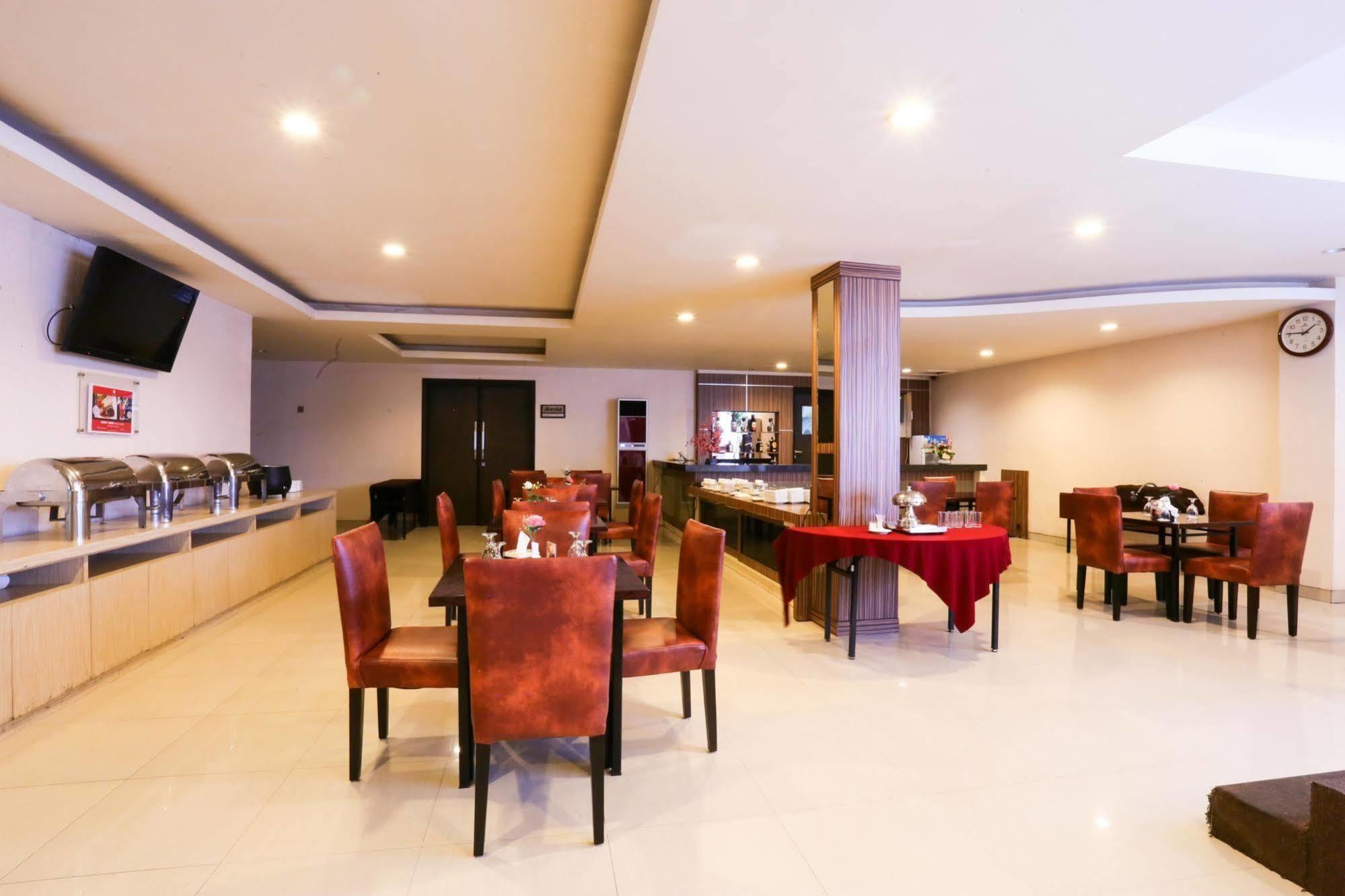 Collection O 1279 Hotel Grand Celino Макасар Екстериор снимка
