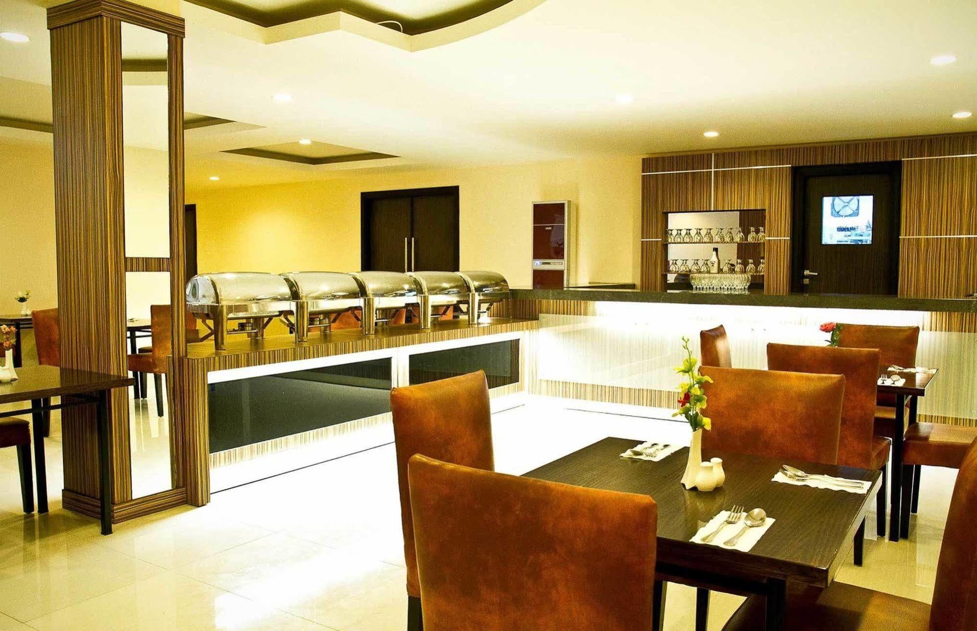 Collection O 1279 Hotel Grand Celino Макасар Екстериор снимка