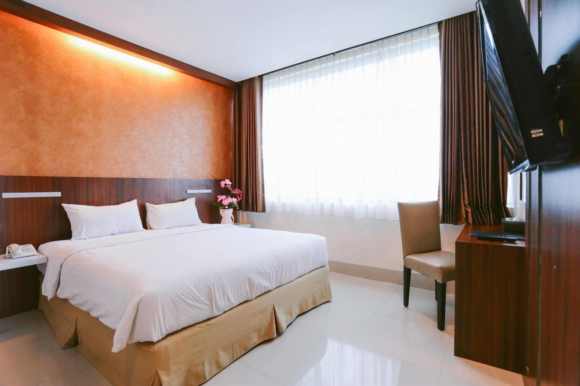Collection O 1279 Hotel Grand Celino Макасар Екстериор снимка
