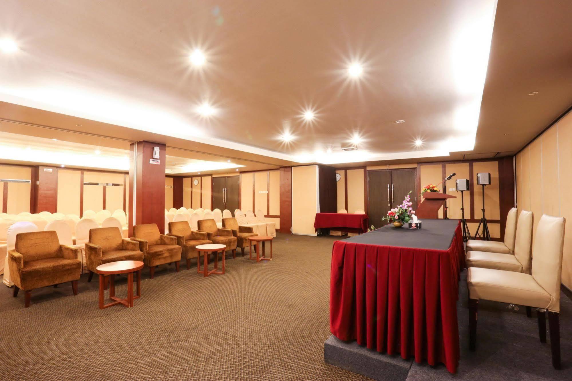Collection O 1279 Hotel Grand Celino Макасар Екстериор снимка