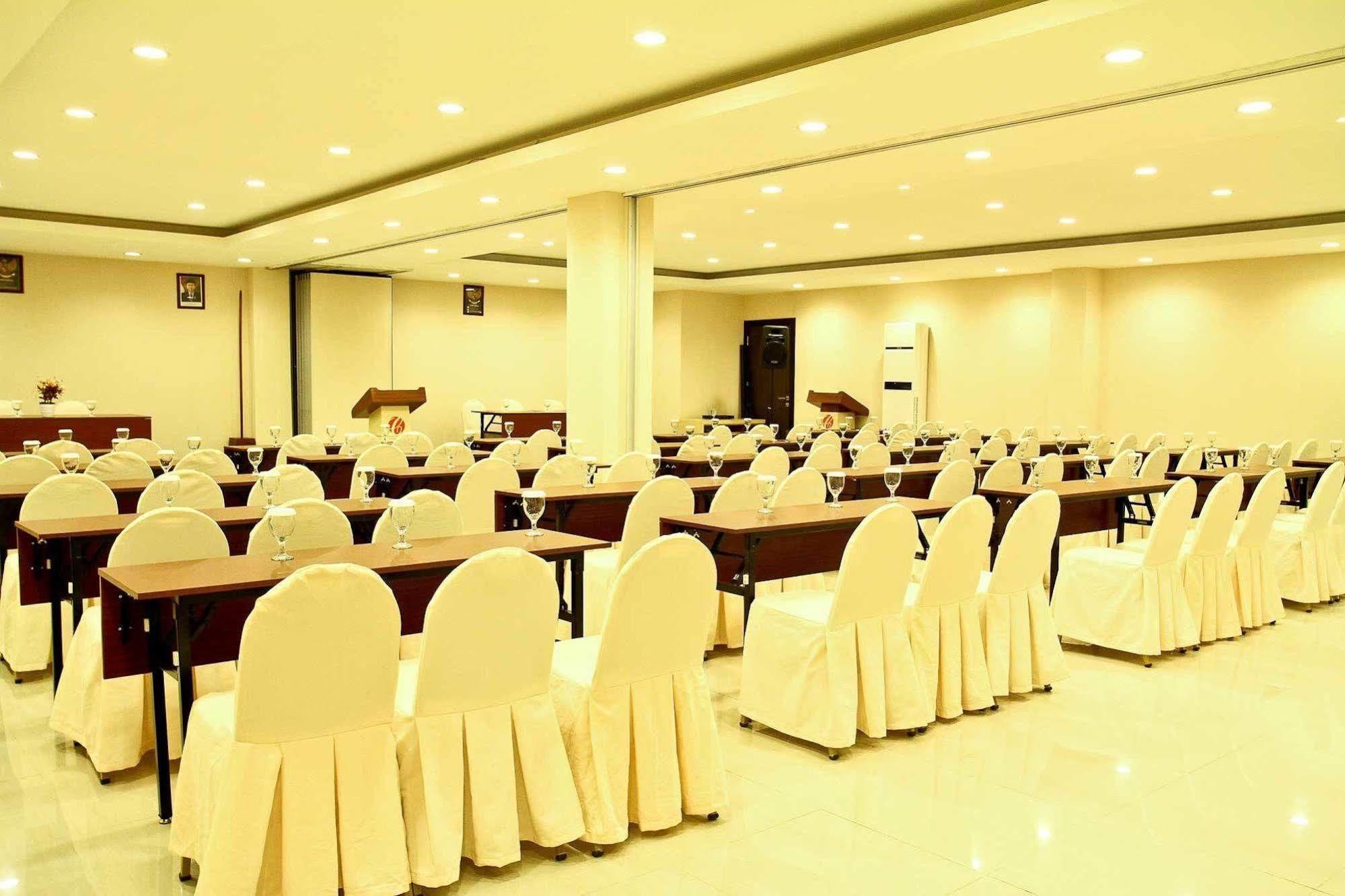 Collection O 1279 Hotel Grand Celino Макасар Екстериор снимка