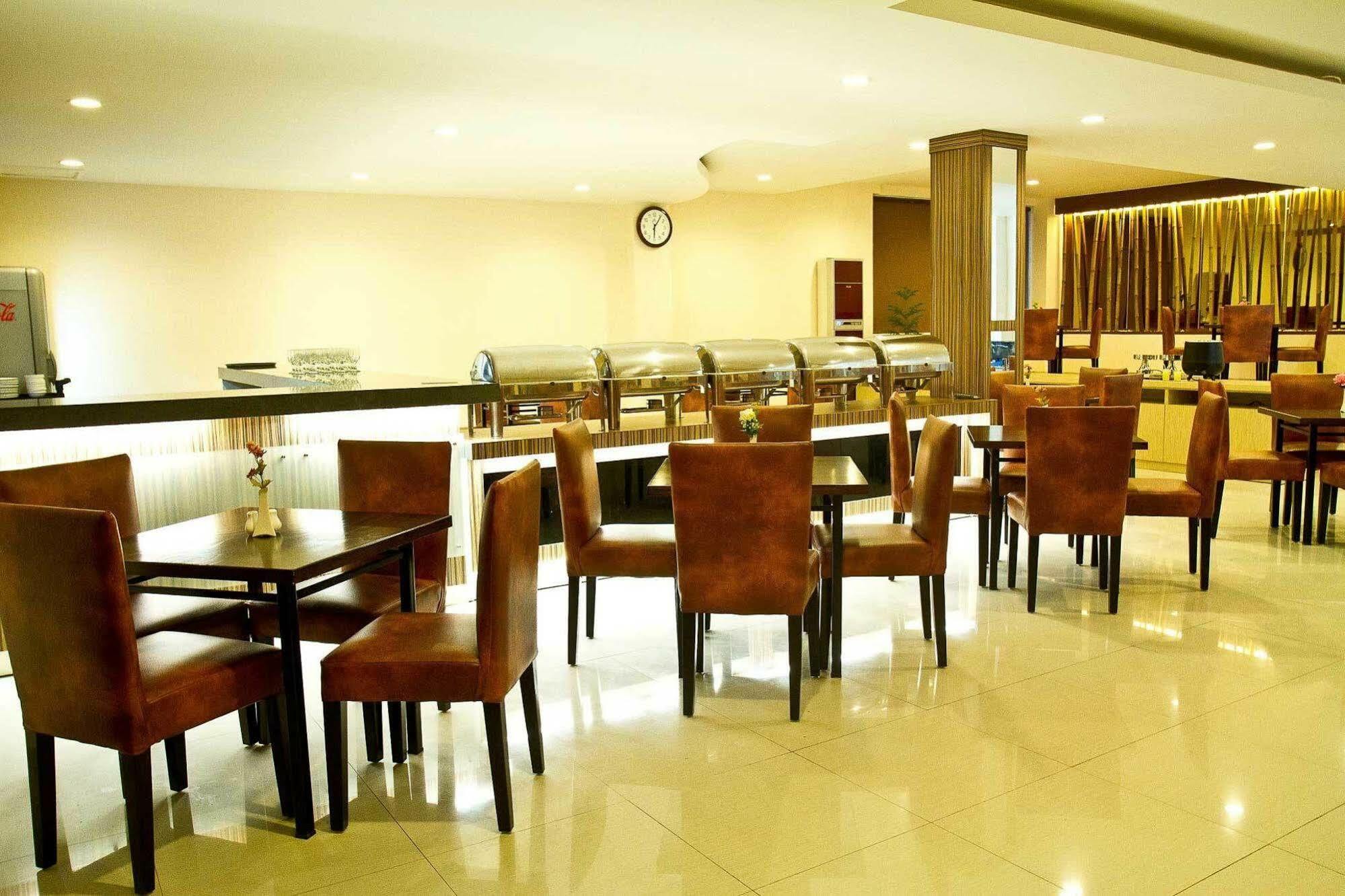 Collection O 1279 Hotel Grand Celino Макасар Екстериор снимка